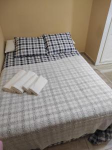 Una cama con dos toallas blancas encima. en Estudio Lorenzo Acogedor en Madrid