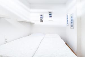 1 dormitorio blanco con paredes blancas y 1 cama en Ferienpark Sierksdorf App 108 - Strandlage, en Sierksdorf