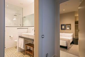 Ένα ή περισσότερα κρεβάτια σε δωμάτιο στο Colectia Stays Pau Claris +83 φωτογραφίες