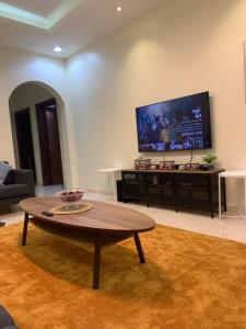 En TV eller et underholdningssystem på شقق روضة الخالدية