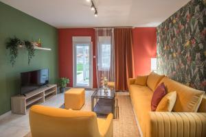 ein Wohnzimmer mit einem Sofa und einem TV in der Unterkunft Apartmani Darijana in Ljubovija