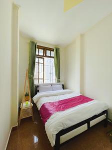 Postel nebo postele na pokoji v ubytování Homestay VICTORY