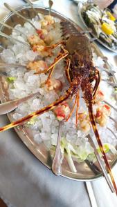 um prato de comida com camarão e arroz numa mesa em Hotel Al Rustico em Crosia