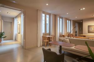 A seating area at Uma Suites Pau Claris