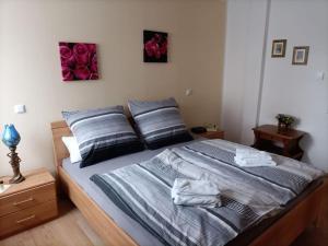 1 dormitorio con 1 cama grande y toallas. en Apartment E2 - Gut ausgestattete 3-Zimmerwohnung 64 qm, für 1-3 Personen 1 DZ 1EZ, en Grafenwöhr