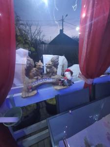 a blue table with some figurines on top of it at Casa Doina in Râşnov
