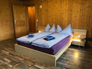 a bedroom with a bed with blue towels on it at Schöne Ferienwohnung mit Hotpot und Sauna in Sumiswald