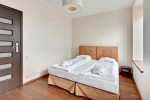 Ένα ή περισσότερα κρεβάτια σε δωμάτιο στο Dom & House - Apartamenty Jelitkowo 50 metrów od plaży