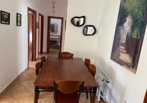 ein Esszimmer mit einem Holztisch und Stühlen in der Unterkunft Mi Casa Jardins de Cabo Negro in Cabo Negro