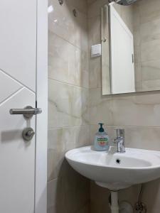 W łazience znajduje się umywalka i lustro. w obiekcie Prenoćište Stari Grad - Old Town w mieście Tuzla
