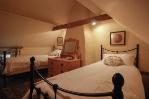 Säng eller sängar i ett rum på Laundry Cottage in a Nature Reserve - Sunday Times 100 coolest Cottages