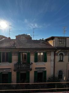 un edificio con persiane verdi e tetto di A casa di Fabio a Bergamo