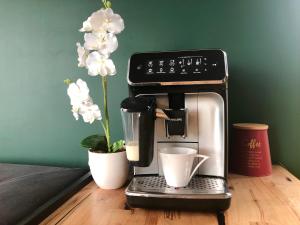 Příslušenství pro přípravu čaje a kávy v ubytování Samsara Domek koło Międzygórza Z sauną i klimatyzacją