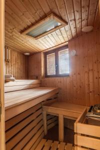 una sauna de madera con banco y ventana en La Casita, en Capileira