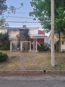 uma casa com um portão em frente em Casa acogedora y funcional em Atlántida