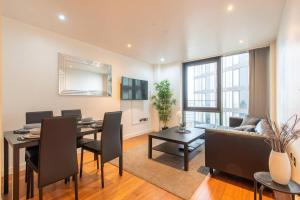ein Wohnzimmer mit Tisch und ein Esszimmer in der Unterkunft Lovely Sheffield City Centre 2 Bedroom Apartment in Sheffield