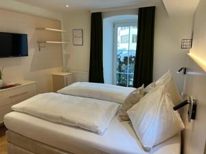 Habitación de hotel con 2 camas y ventana en Freiraum 9 Living Apartment en Sankt Johann im Pongau