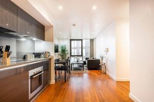 eine offene Küche und ein Esszimmer mit einem Esstisch in der Unterkunft Lovely Sheffield City Centre 2 Bedroom Apartment in Sheffield