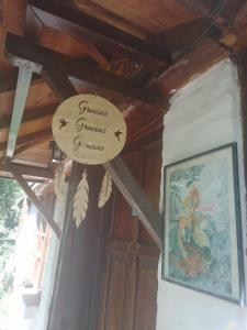 um sinal no teto de uma casa com uma foto em Casa SMA em San Martín de los Andes