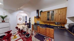 kuchnia z drewnianymi szafkami i salon w obiekcie Apartment Wood w Wiedniu