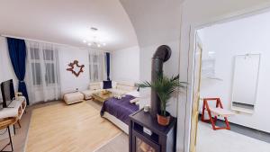 sypialnia z łóżkiem i salon w obiekcie Apartment Wood w Wiedniu
