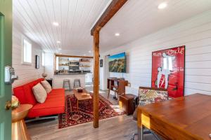 uma sala de estar com um sofá vermelho e uma mesa em Hillcrest Apt em Los Angeles