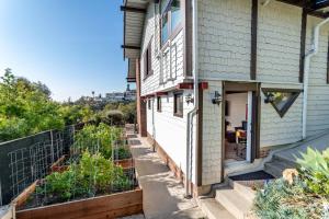 una casa con un jardín a un lado en Hillcrest Apt en Los Ángeles