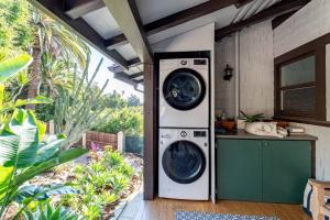 ロサンゼルスにあるHillcrest Aptの家のキッチンにある洗濯乾燥機