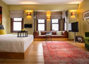 فندق ابراهيم باشا في إسطنبول: غرفة معيشة مع سرير وأريكة