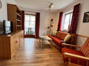 TV a/nebo společenská místnost v ubytování Landhaus Waldhauser