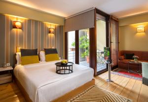 イスタンブールにあるイブラヒム パシャ ホテルのベッドルーム(大型ベッド1台付)、リビングルームが備わります。