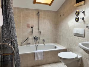 Koupelna v ubytování Landhaus Waldhauser + 134 fotografií