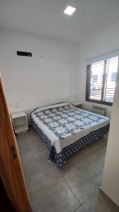 ゴドイ・クルスにあるS1 Cálido departamento para conocer Mendozaの窓付きの部屋にベッド付きのベッドルーム1室があります。