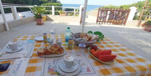 トッレ・ヴァードにあるMare Chiaroのピクニックテーブル(食べ物、飲み物、海)