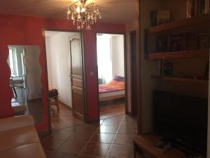 uma sala de estar com um quarto e um espelho em Appartement dans maison de village em Piana