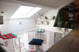 Una gran jaula blanca en una habitación con ventana en Loft Saint-Denis/Porte de Paris, en Saint-Denis