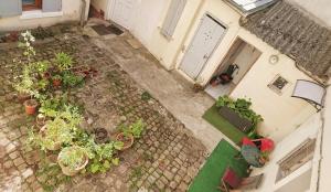 an overhead view of a courtyard with plants and a building at Loft Saint-Denis/Porte de Paris in Saint-Denis