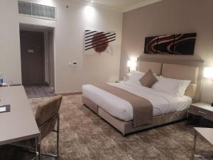 Uma cama ou camas num quarto em Gloria Hotel & Suites Doha