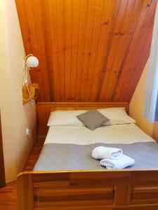 a bed with two towels sitting on top of it at Willa Ostoja in Murzasichle
