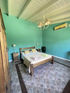 1 dormitorio con 1 cama grande en una habitación en Casitas El Lago en Carhué