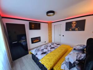 Bett in einem Zimmer mit roter Decke in der Unterkunft Diamonds House 2 in Lupeni