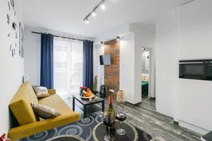Telewizja i/lub zestaw kina domowego w obiekcie Lumina cozy apartments Manufaktura