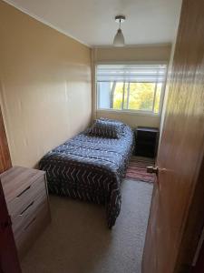 Departamento Rukalma Tolten في فيلاريكا: غرفة صغيرة بها سريرين ونافذة