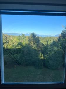 Departamento Rukalma Tolten في فيلاريكا: منظر من نافذه ميدان فيه اشجار