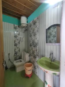 Pine guest house abd restaurant tesisinde bir banyo