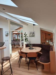 - un salon avec une table, des chaises et un canapé dans l'établissement Premium Mara, à Sankt Johann im Pongau