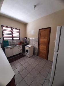 una grande cucina con lavandino e frigorifero di Cantinho aconchegante a São Sebastião