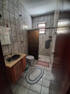 un bagno con doccia, lavandino e WC di Cantinho aconchegante a São Sebastião