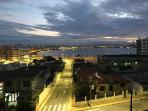 vistas a una ciudad con río y edificios en CASA CONCEITO - studio panoramico, suites e quartos en São José