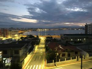 vistas a una ciudad con río y edificios en CASA CONCEITO - studio panoramico, suites e quartos, en São José